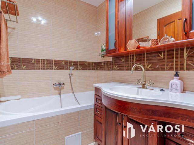 Egy dupla teraszos penthouse jellegű lakás Alsóvároson