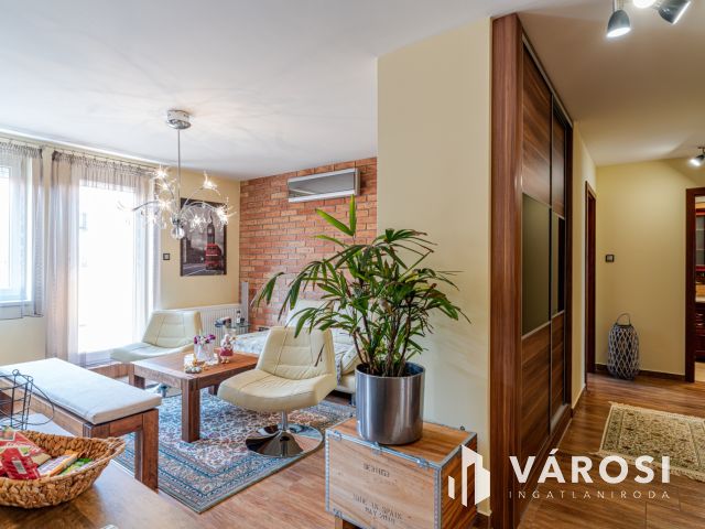 Egy dupla teraszos penthouse jellegű lakás Alsóvároson