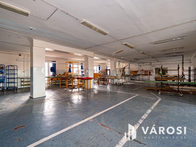 Eladó Ipari ingatlan Komlón