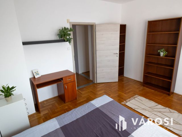 Nagyerdei tágas belső kétszintes lakás eladó