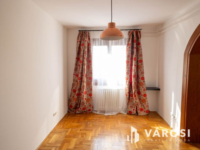 Nagyerdei tágas belső kétszintes lakás eladó