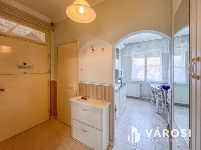 Jó állapot, nappali+2 háló, erkély, 1. emelet!