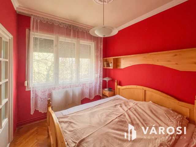 Jó állapot, nappali+2 háló, erkély, 1. emelet!