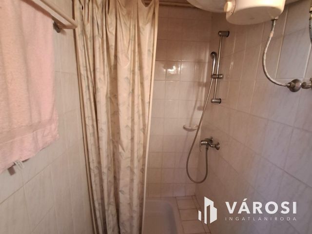 Két utcára nyíló kétszintes sorház