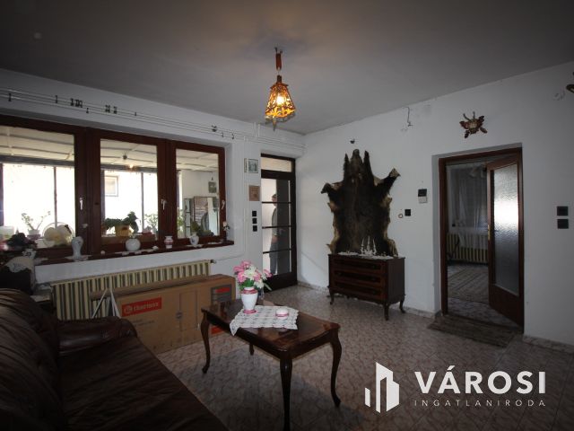 Vásárhelyen, Újvároson 6 szobás családház ajánlat.