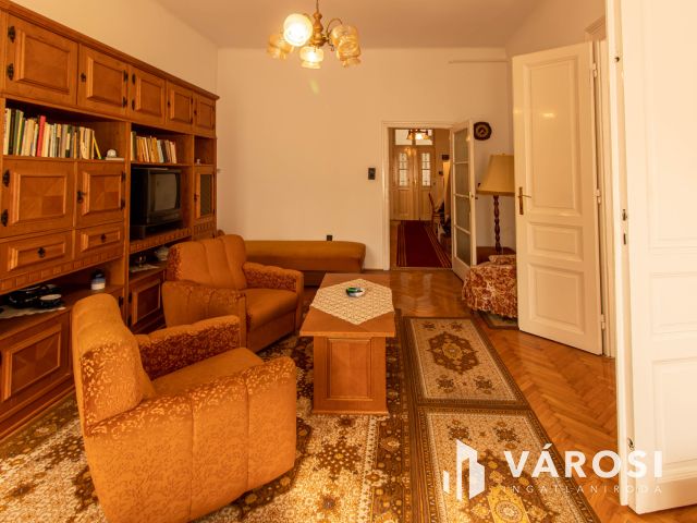 Világos erkélyes polgári lakás a VII. kerületben