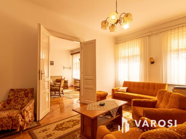 Világos erkélyes polgári lakás a VII. kerületben