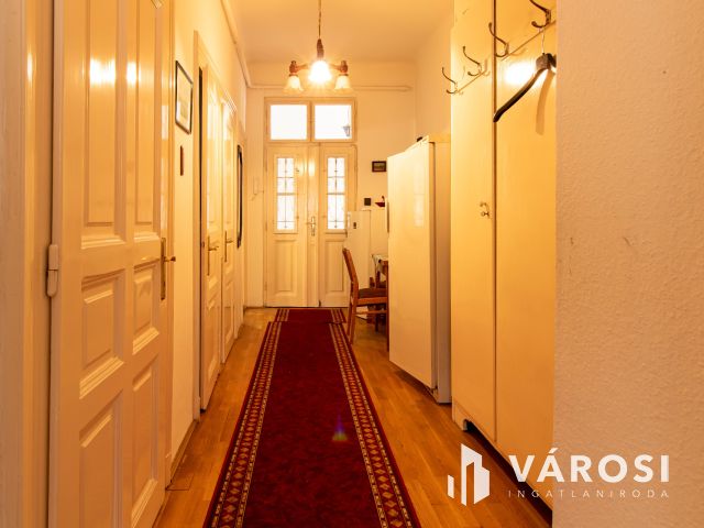 Világos erkélyes polgári lakás a VII. kerületben