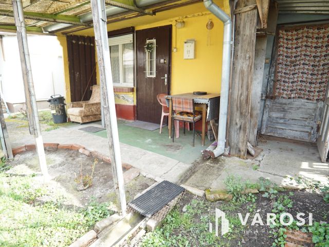 Teleki utcában, udvari lakás kis zöldterülettel