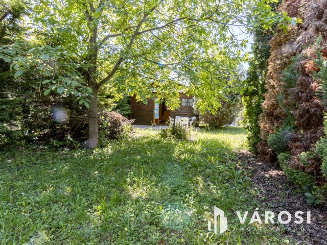 Építési telek Gödöllőn, kis faházzal