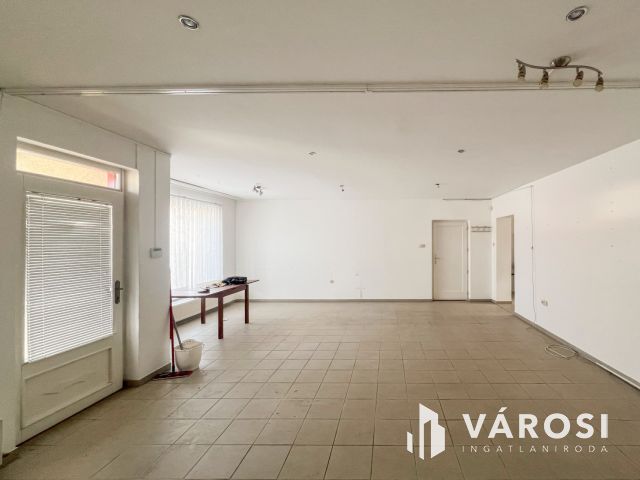 Kiadó üzlethelyiség forgalmas út mellett