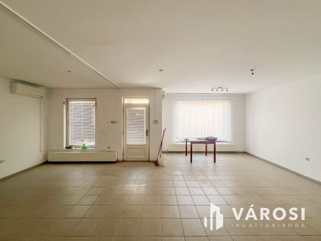 Kiadó üzlethelyiség forgalmas út mellett