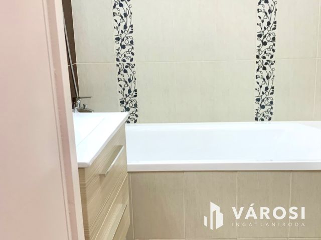 Teljeskörűen  felújított lakás az újkertben eladó