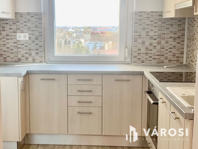 Teljeskörűen  felújított lakás az újkertben eladó