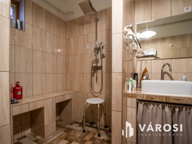 Két lakrészes 5 szobás lakás, saját kertrésszel