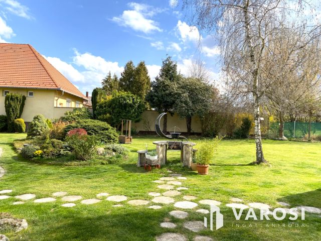 Világos, tágas családi ház nagy kerttel Győrújbaráton