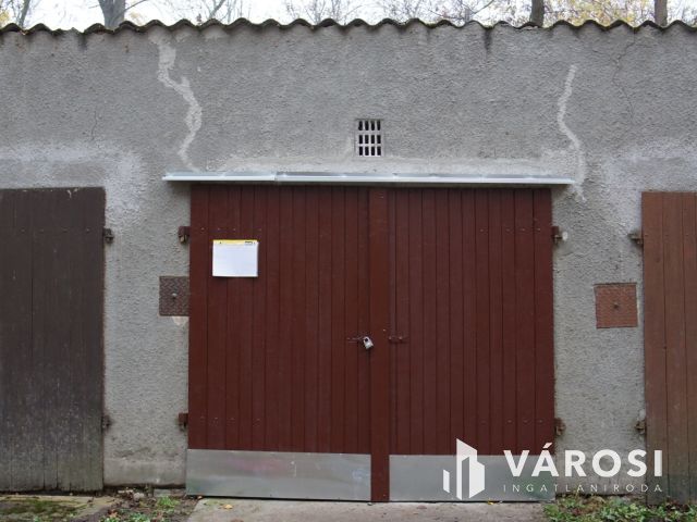 Felújított, rendezett garázs eladó Újszgeden