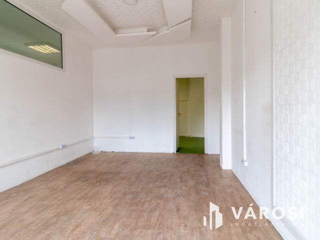 59 m2-es, klímás iroda saját raktárral és mosdóval kiadó