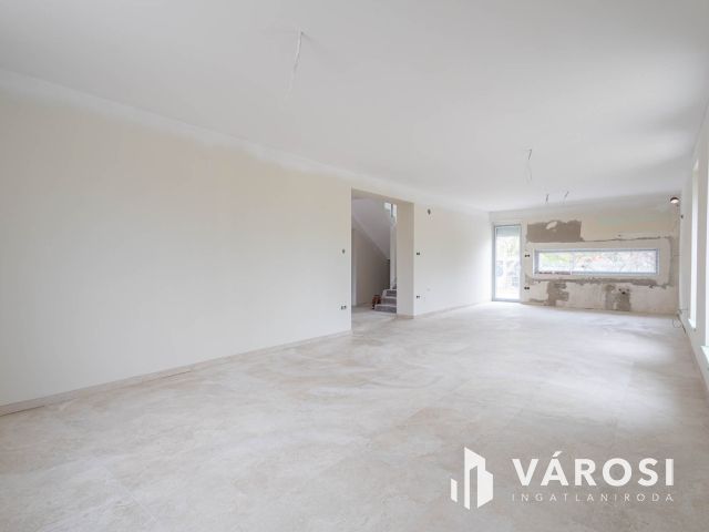 Hatalmas családi ház május végi költözéssel!