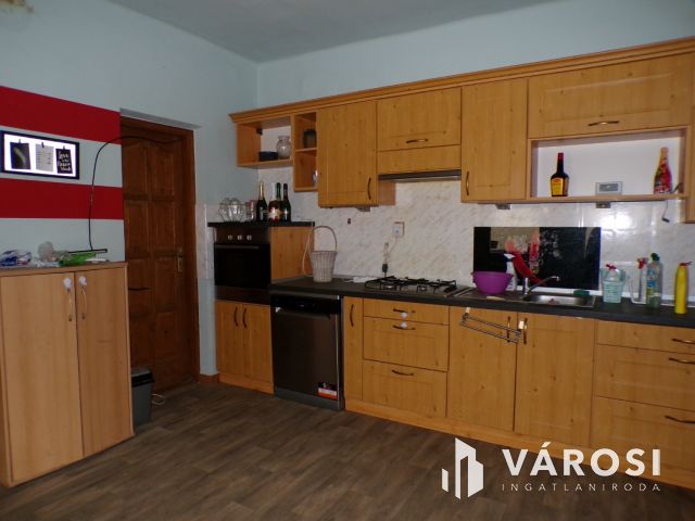 Csendes utcában tágas otthonos ház eladó!