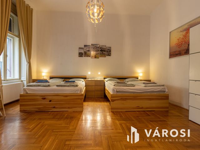 Jó állapotú magasföldszinti lakás az Urániánál!