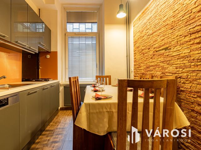 Jó állapotú magasföldszinti lakás az Urániánál!