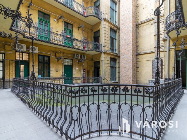 Jó állapotú magasföldszinti lakás az Urániánál!