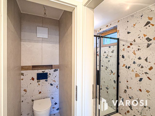 Kertkapcsolatos, medencés, 3 szobás lakás eladó  "Tomajon"