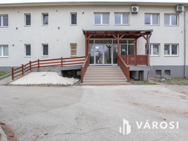 21 m2-es, részben berendezett, emeleti iroda a Pesti úton