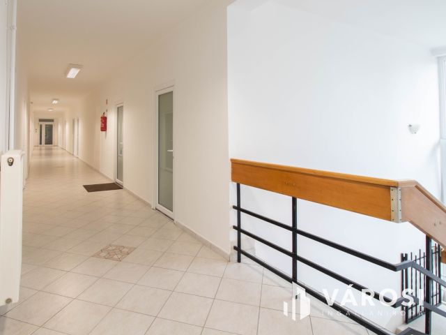 21 m2-es, részben berendezett, emeleti iroda a Pesti úton