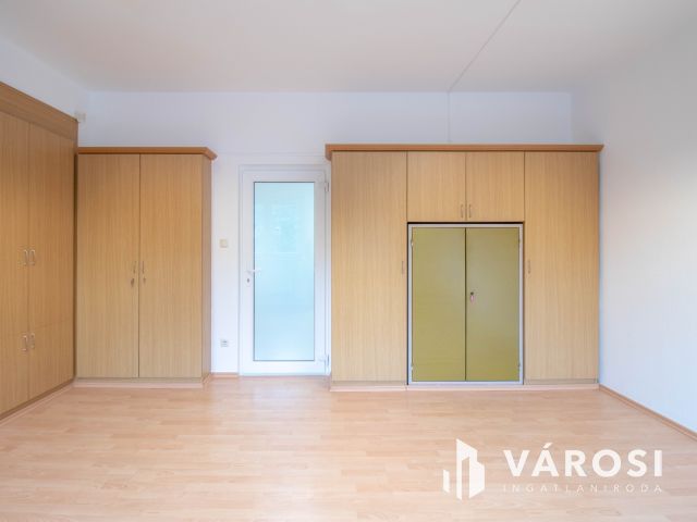 21 m2-es, részben berendezett, emeleti iroda a Pesti úton