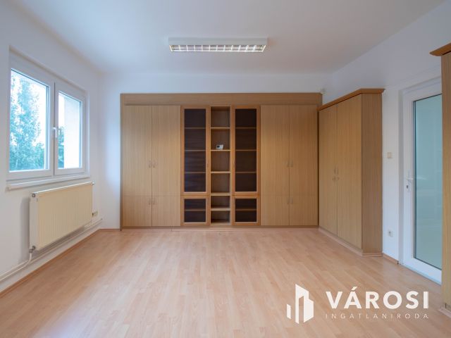 21 m2-es, részben berendezett, emeleti iroda a Pesti úton