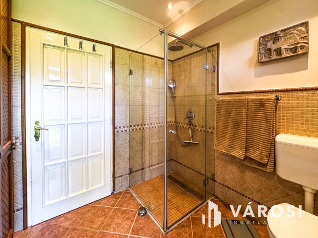 Tágas, napfényes ház Gyula legszebb utcájában