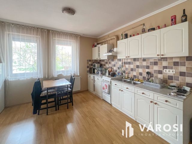 Legjobb helyen földszinti lakás garázzsal