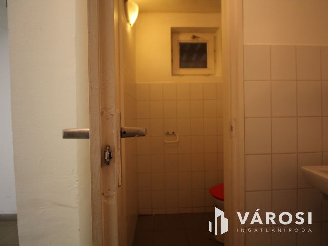 Szentesen, központhoz közeli üzlethelyiség kiadó.