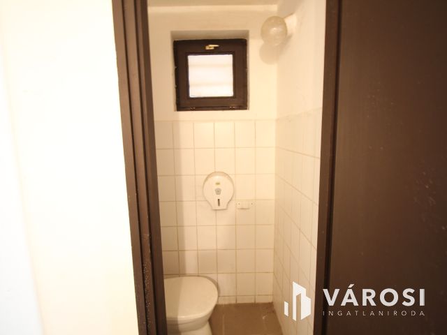 Szentesen, központhoz közeli üzlethelyiség kiadó.