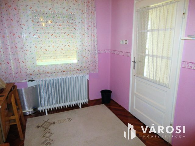 Részlegesen felújított családi ház, Garázzsal, Orosházán!