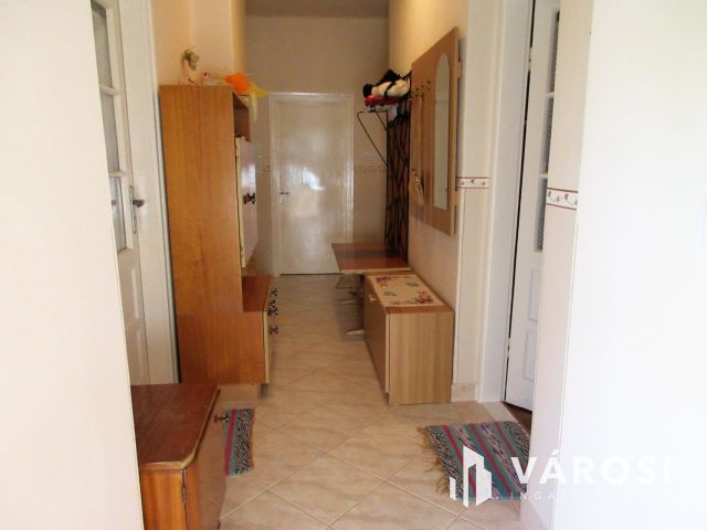 Részlegesen felújított családi ház, Garázzsal, Orosházán!