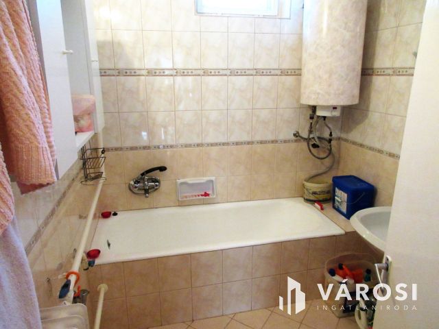 Részlegesen felújított családi ház, Garázzsal, Orosházán!