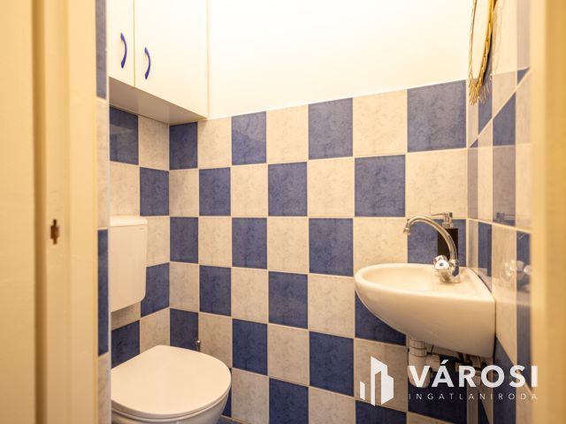 Alsóvárosban szuper kis iroda eladó