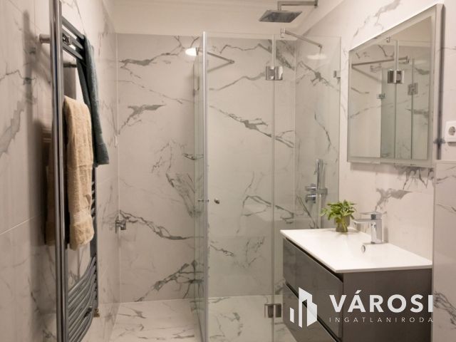 Nagy fedett teraszos lakás a Sestakertben eladó