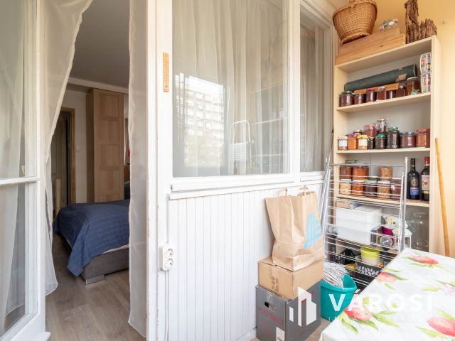 Világos, 2 szobás lakás beépített erkéllyel, remek helyen