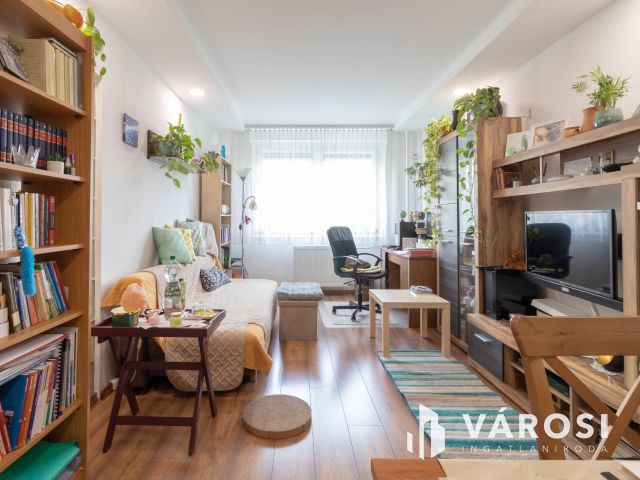 Világos, 2 szobás lakás beépített erkéllyel, remek helyen