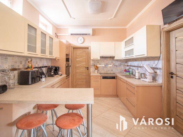 Jó állapotú, belvárosi polgári ház két lakrésszel