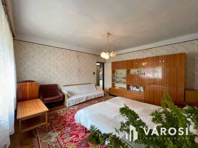 Felújítandó kádár kocka Balatonszárszón