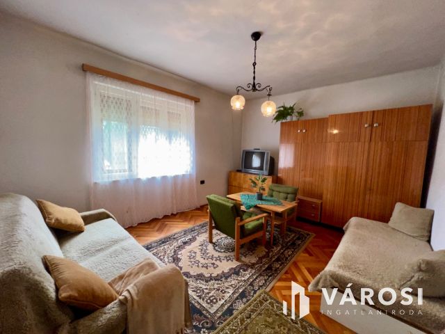 Felújítandó kádár kocka Balatonszárszón