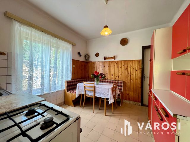 Felújítandó kádár kocka Balatonszárszón