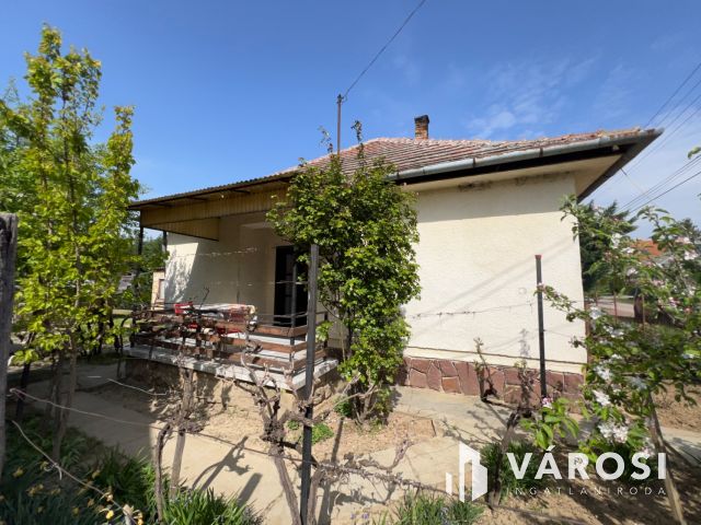 Felújítandó kádár kocka Balatonszárszón