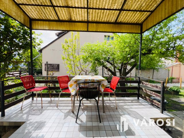 Felújítandó kádár kocka Balatonszárszón