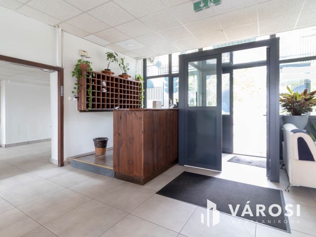 48 m2-es, két helyiséges, teakonyhás, 2.emeleti iroda